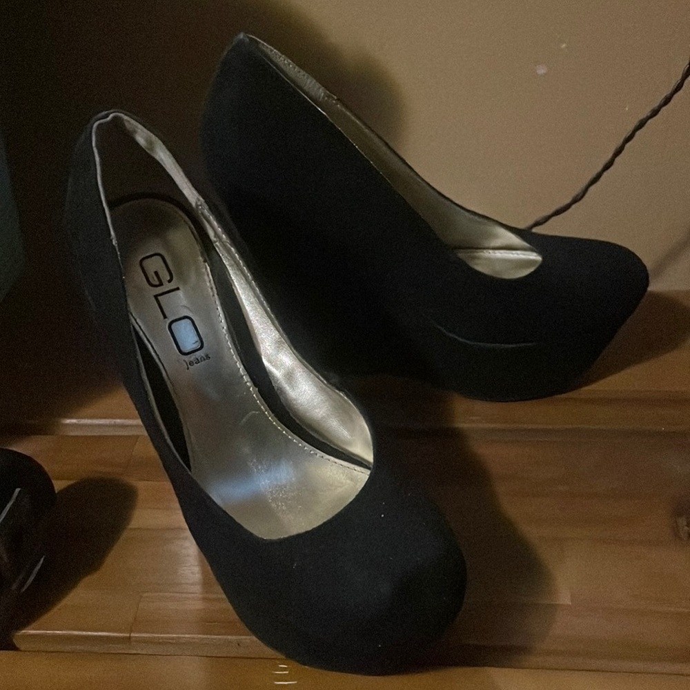 GLO jeansblack faux suede women’s heels // shoe size: 6.5 //height:  5 in